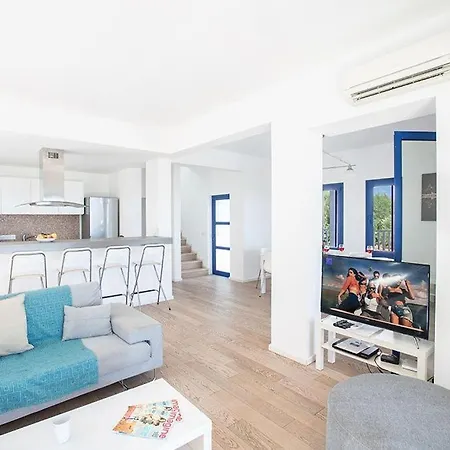 Ioanni Helios - Stunning 4 Bedroom - Few Minutes Drive To Fig Tree Bay *