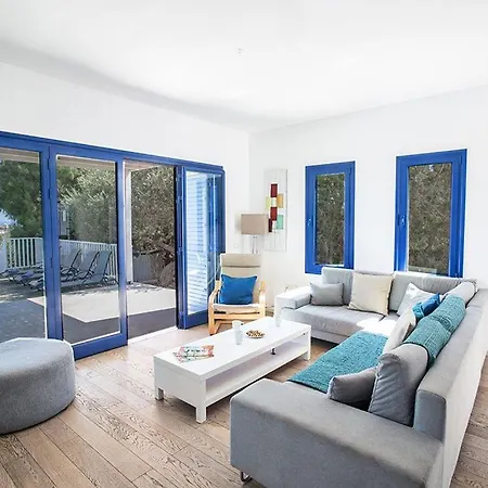 Ioanni Helios - Stunning 4 Bedroom - Few Minutes Drive To Fig Tree Bay