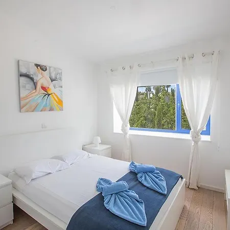 Ioanni Helios - Stunning 4 Bedroom - Few Minutes Drive To Fig Tree Bay *
