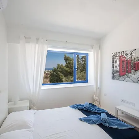 Ioanni Helios - Stunning 4 Bedroom - Few Minutes Drive To Fig Tree Bay *