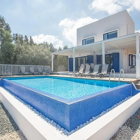 Ioanni Helios - Stunning 4 Bedroom - Few Minutes Drive To Fig Tree Bay *