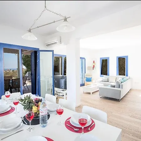 Ioanni Helios - Stunning 4 Bedroom - Few Minutes Drive To Fig Tree Bay