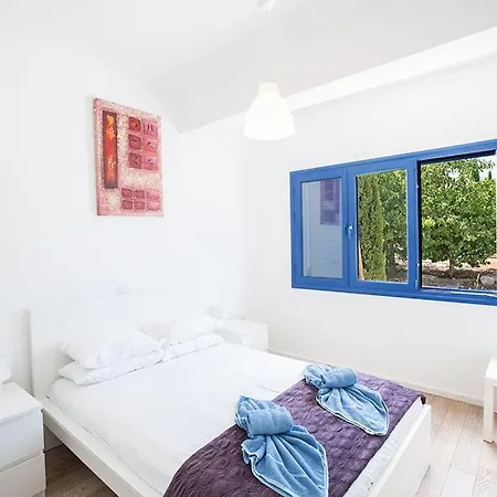 Вилла Ioanni Helios - Stunning 4 Bedroom - Few Minutes Drive To Fig Tree Bay