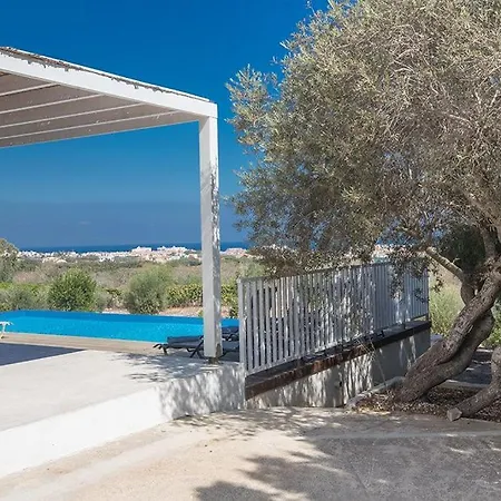 Ioanni Helios - Stunning 4 Bedroom - Few Minutes Drive To Fig Tree Bay *