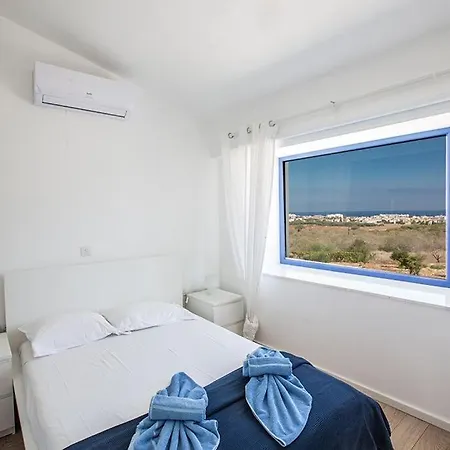 Ioanni Helios - Stunning 4 Bedroom - Few Minutes Drive To Fig Tree Bay *